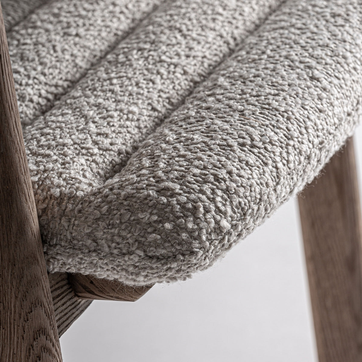 Primer plano del asiento acolchado con textura boucle en tono neutro - boutique_interiorismo Vical