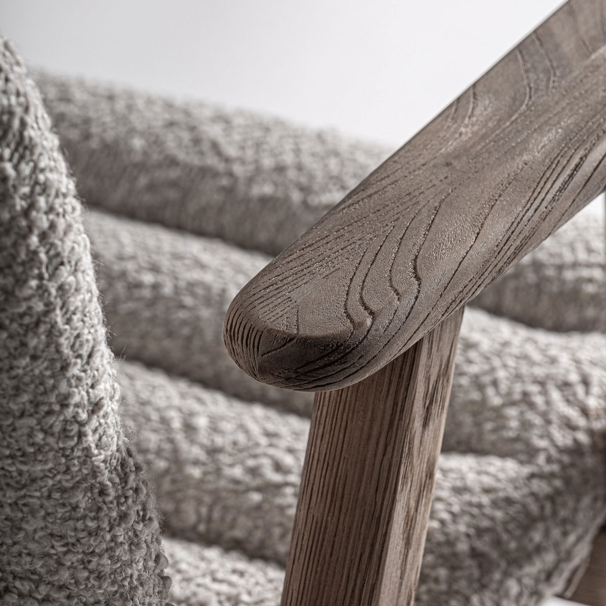 Detalle del apoyabrazos y tapizado desde una perspectiva superior - boutique_interiorismo Vical