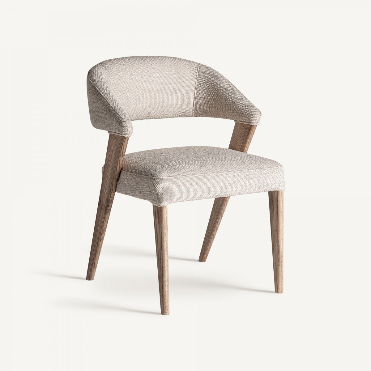 Silla tapizada vista 3/4 con respaldo curvo y patas de madera natural, estilo nórdico minimalista.