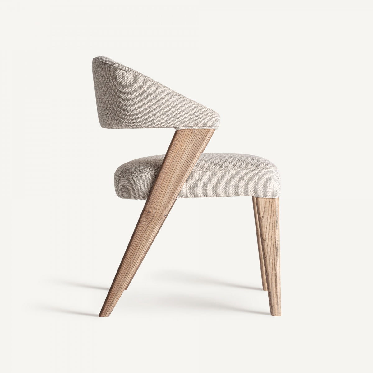 Vista lateral de silla moderna con respaldo inclinado y patas oblicuas de madera, estilo escandinavo.