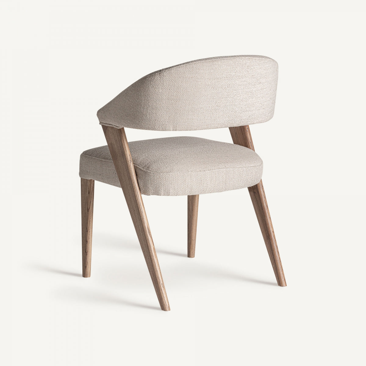 Silla vista trasera con respaldo curvo tapizado y estructura de madera clara, diseño natural y cálido.
