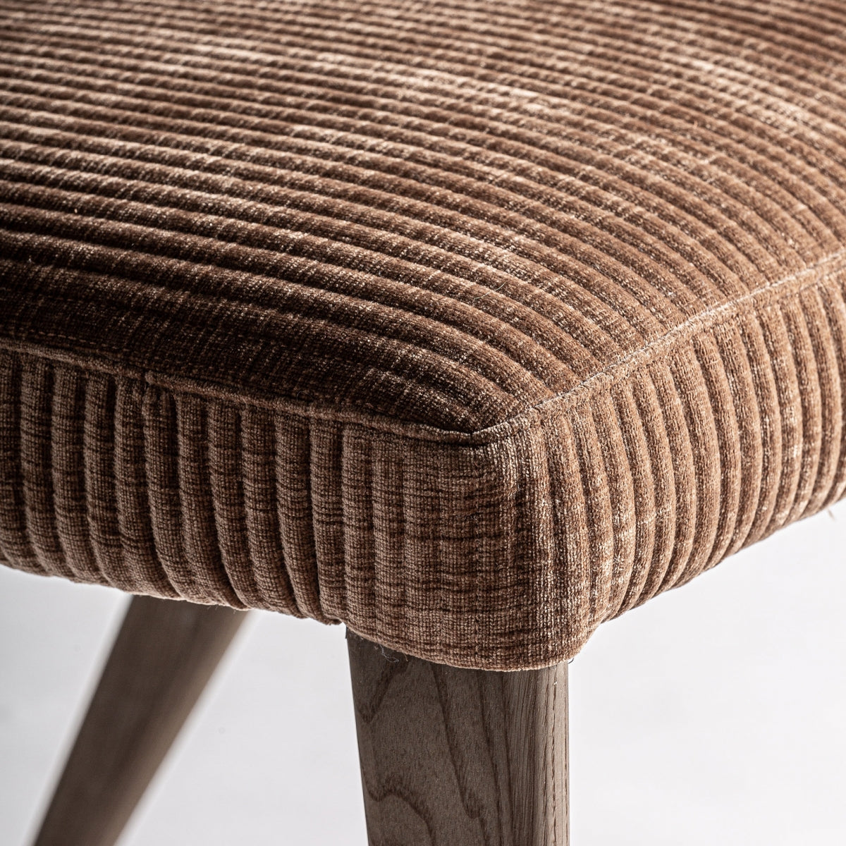 detalle-asiento-acolchado-terciopelo-corduroy-marron-boutique_interiorismo-vical.jpg