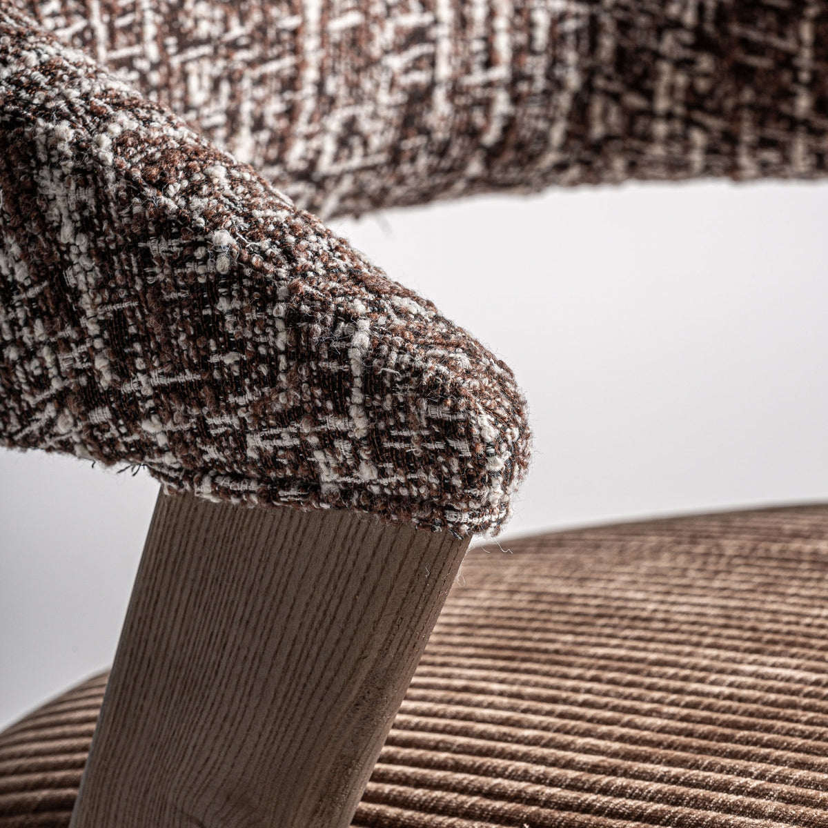 detalle-respaldo-curvo-tapizado-jaspeado-marron-blanco-boutique_interiorismo-vical.j