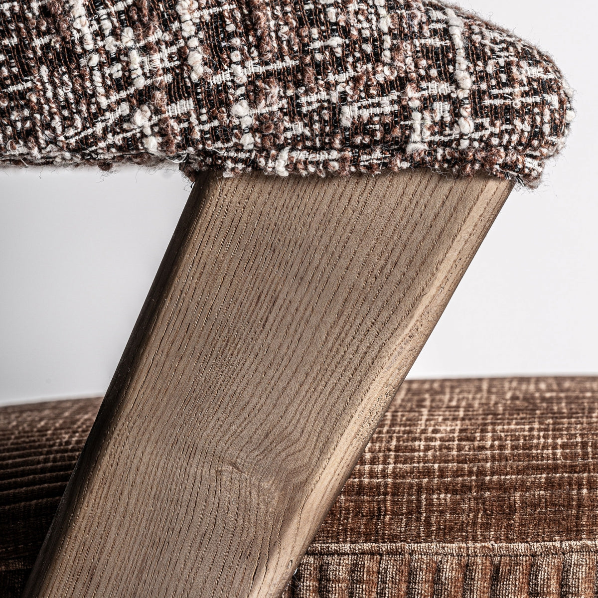 detalle-pata-madera-natural-soporte-diagonal-boutique_interiorismo-vical.jpg,Kamenz 