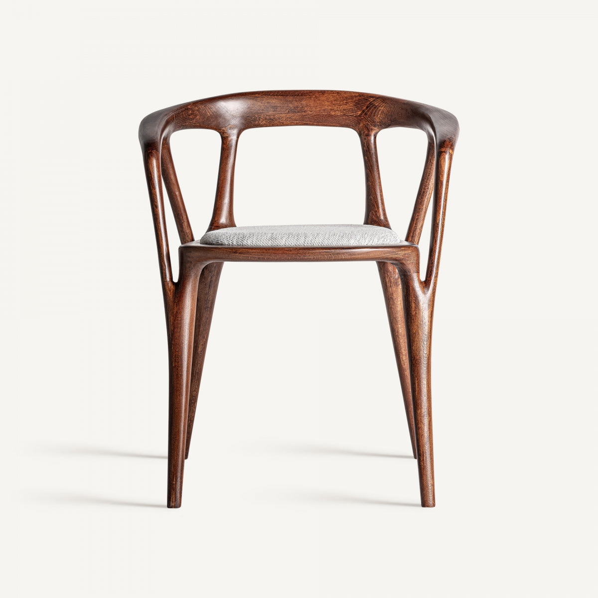 Vista completa de silla en madera natural y asiento tapizado, diseño envolvente