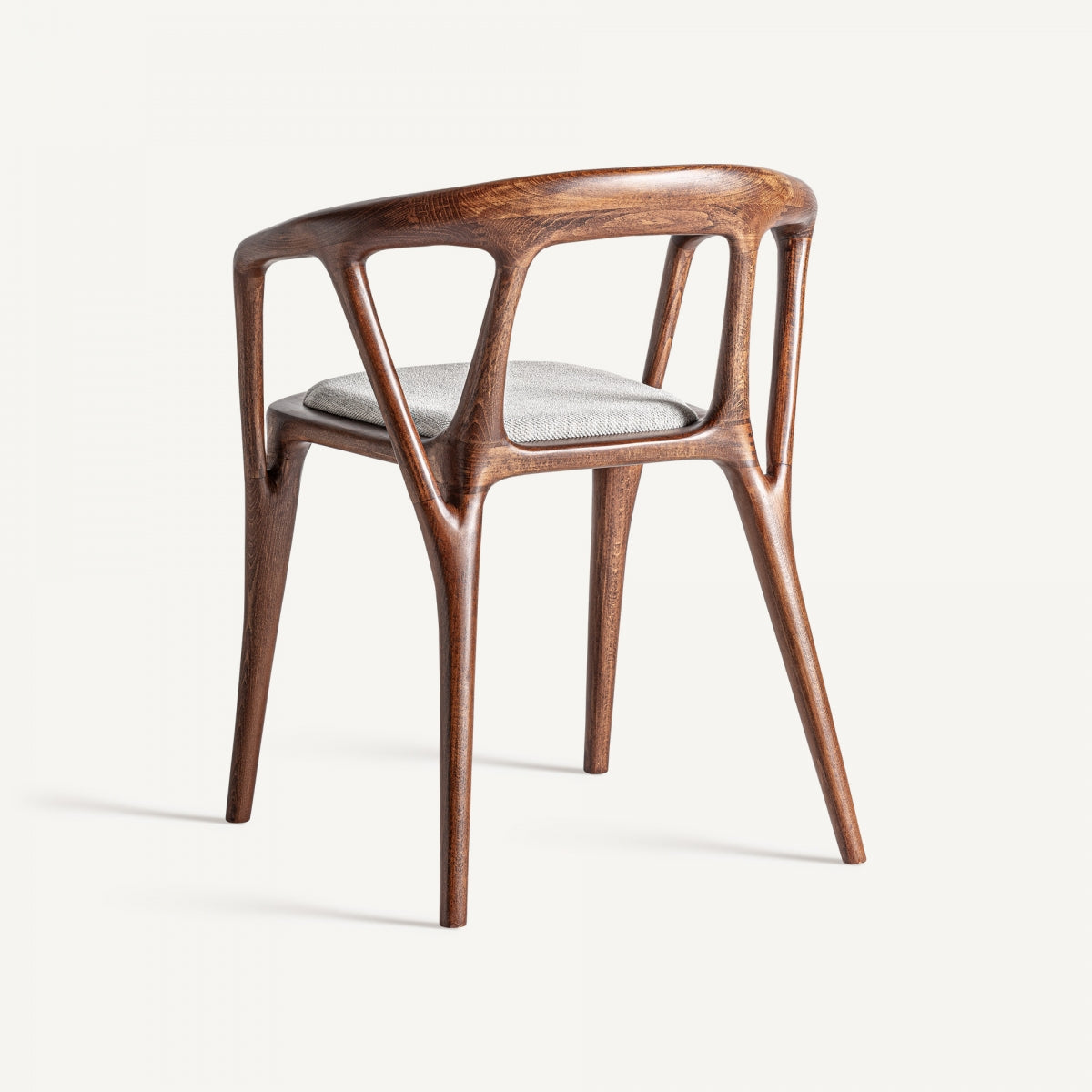 Vista trasera de silla retro con respaldo abierto y líneas curvas en madera
