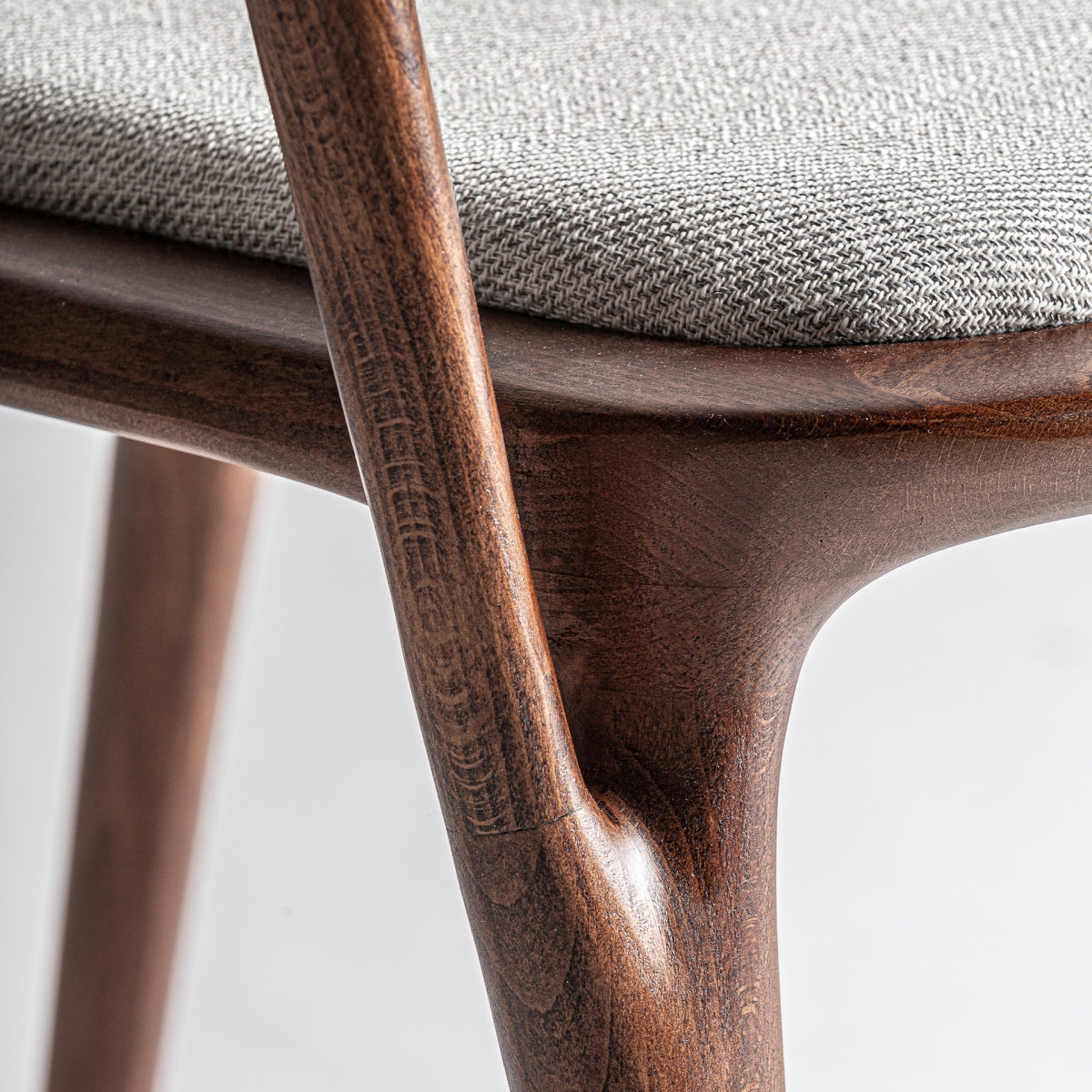 Unión de piezas de madera maciza con diseño estructural elegante