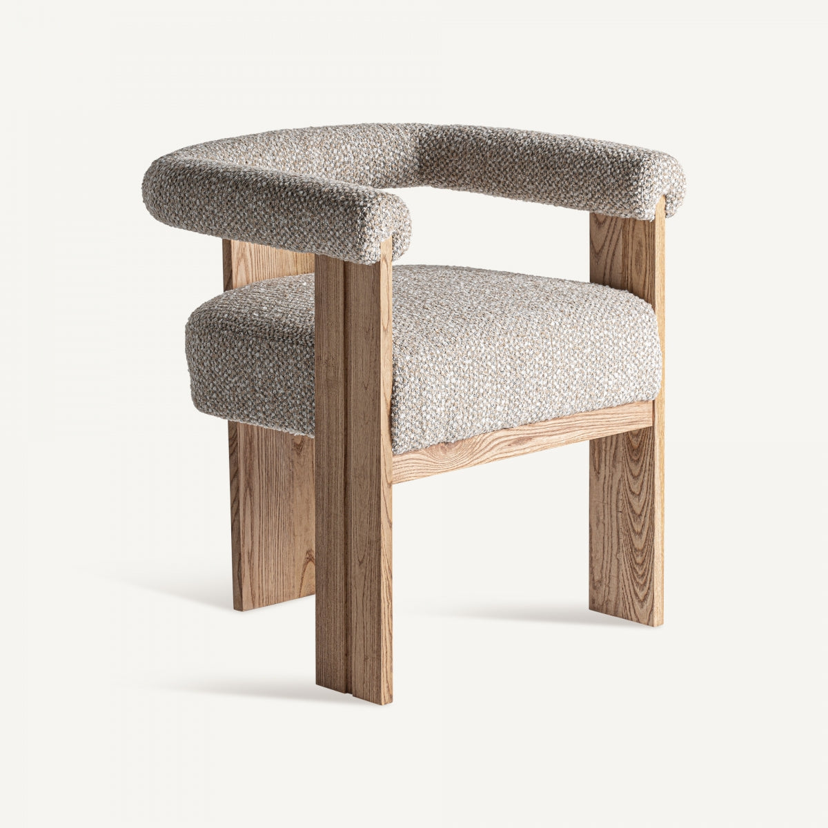 Silla de diseño con respaldo envolvente, tapizado en bouclé beige y base de madera natural.