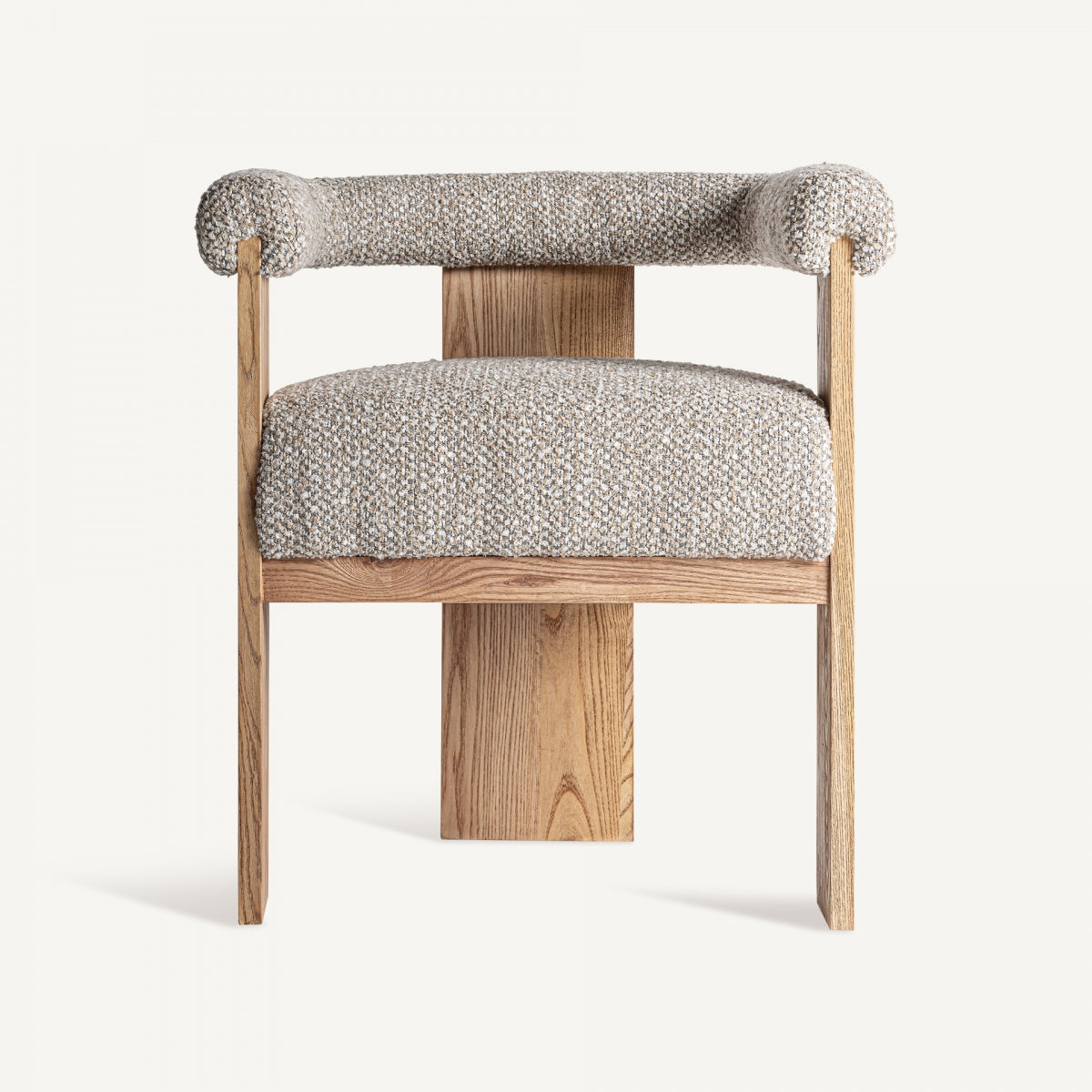 Silla con estructura recta en madera y asiento mullido tapizado en bouclé claro.