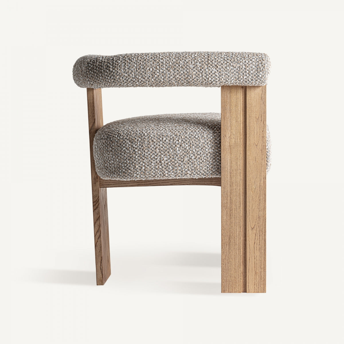 Vista frontal de la silla con textura rústica en tejido bouclé y base sólida de madera.