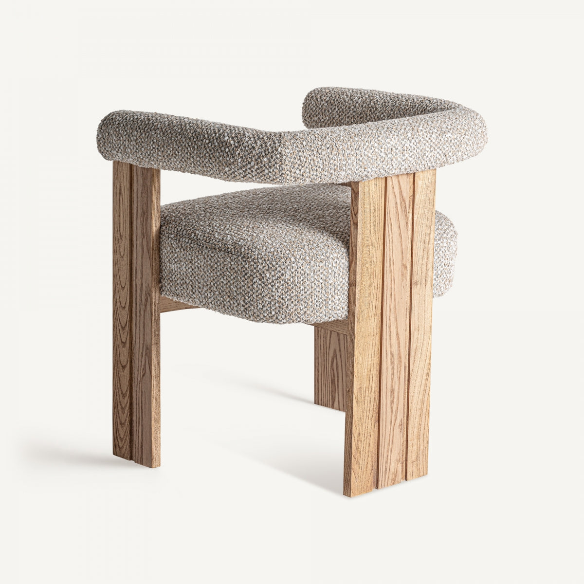 Perfil de la silla destacando brazos curvados tapizados en bouclé y estructura de roble.