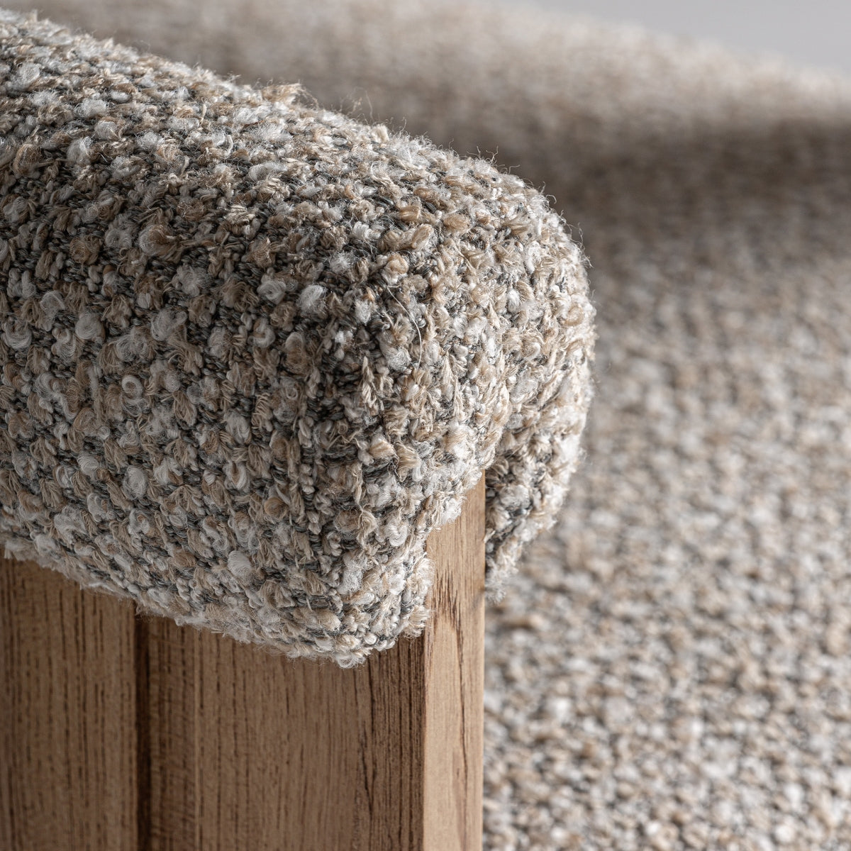 Vista trasera de silla con respaldo bajo y estructura de madera robusta.