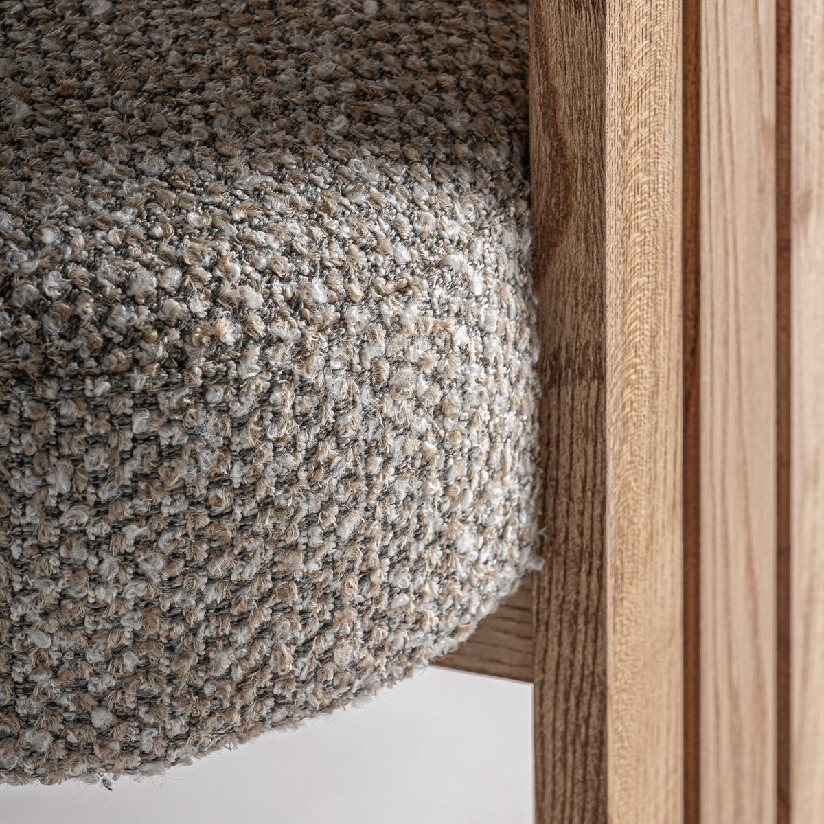 Detalle de pata recta en madera maciza con vetas naturales visibles.
