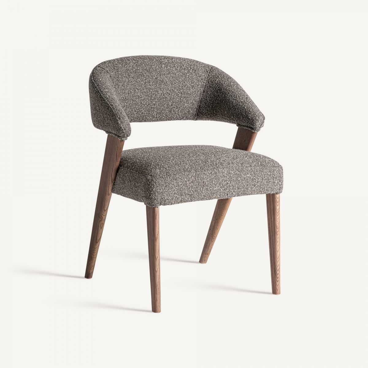 Silla tapizada en bouclé marrón vista frontal, diseño moderno con respaldo envolvente
