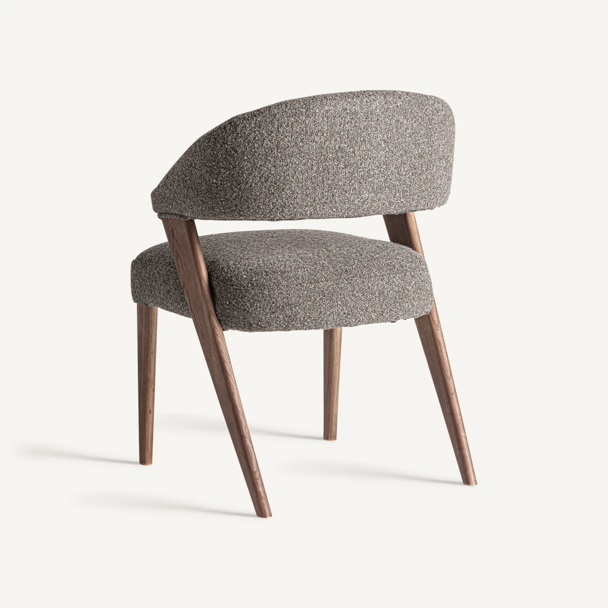 Vista trasera de silla tapizada en tejido bouclé marrón, diseño ergonómico y cálido