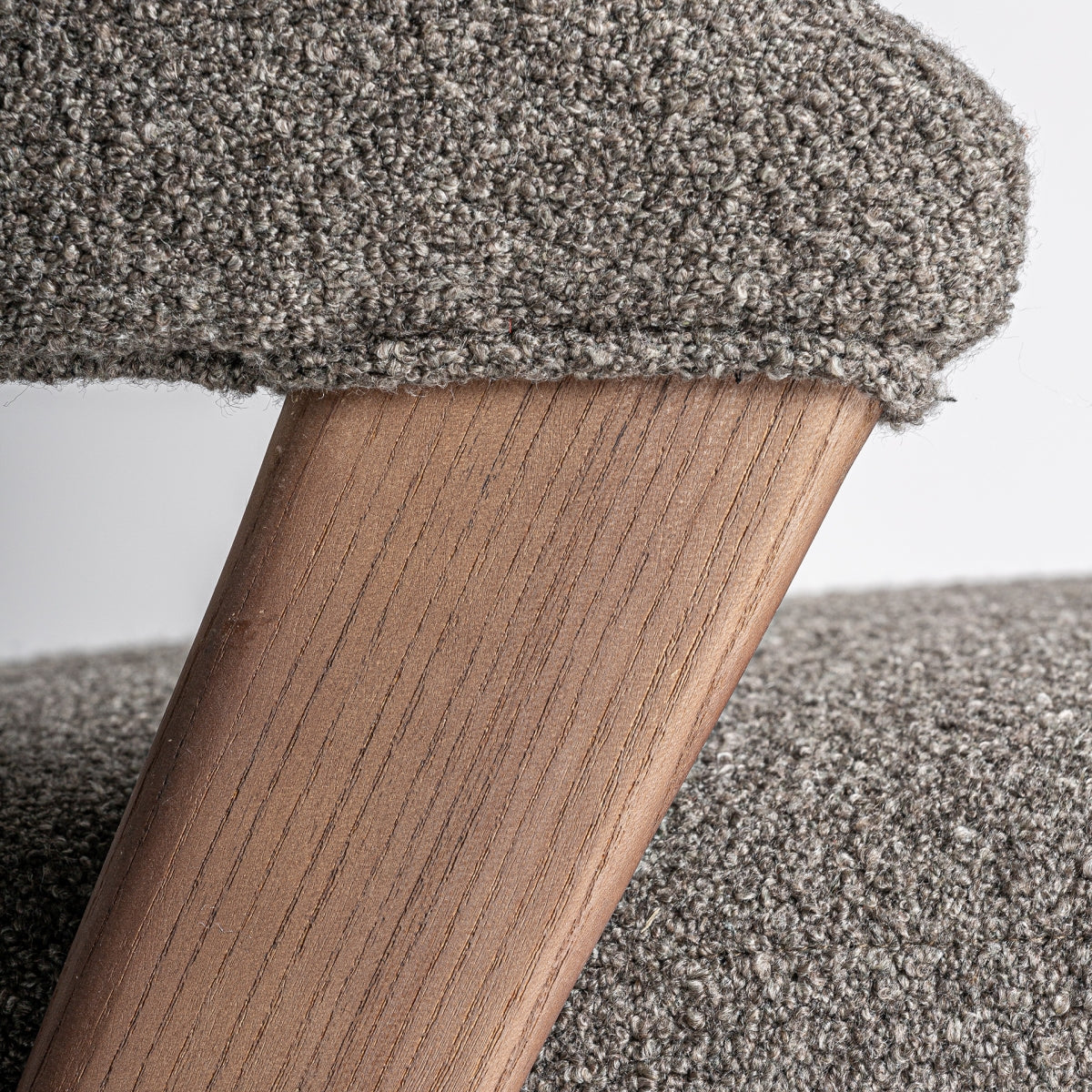 Detalle de pata inclinada en madera vista desde abajo con textura natural