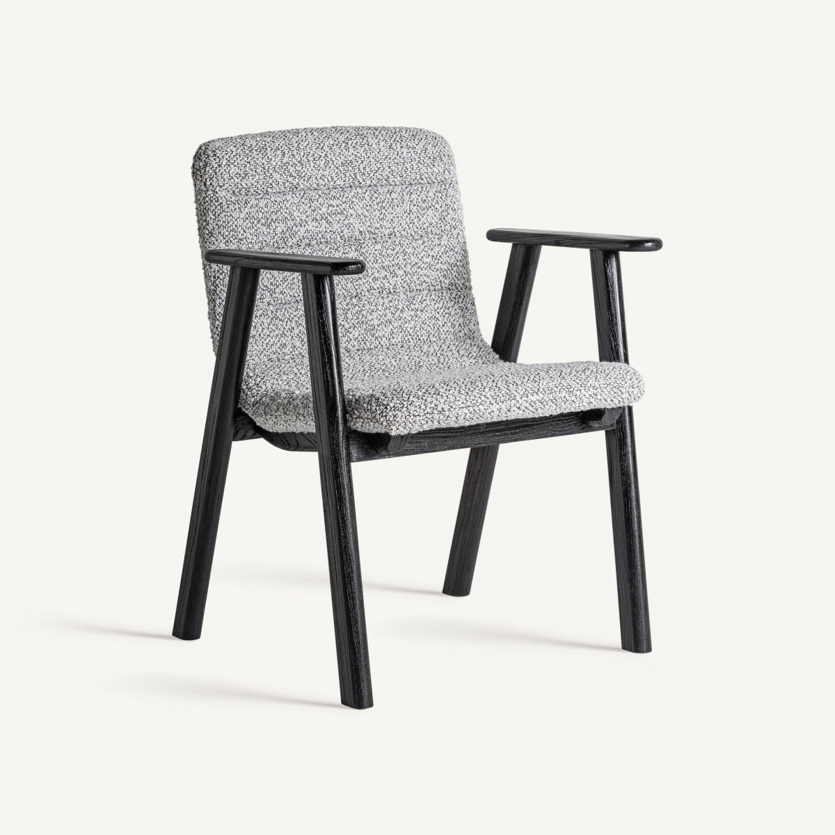 Silla con brazos tapizada en boucle blanco y gris, estructura de madera negra, vista tres cuartos