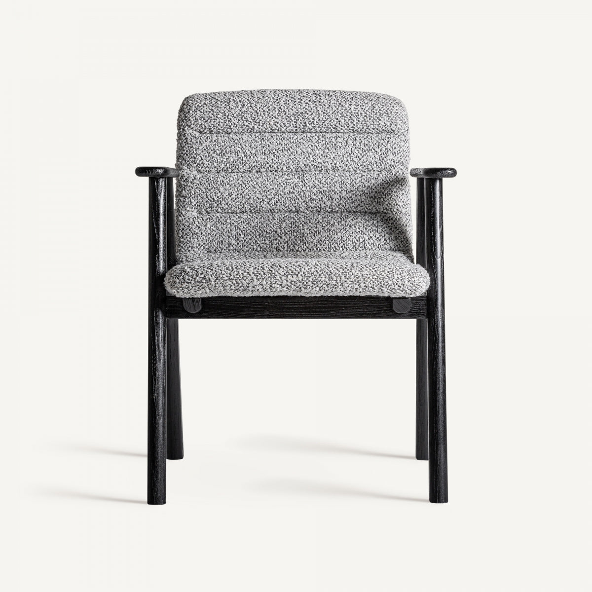 Silla boucle con estructura de madera negra, vista frontal centrada