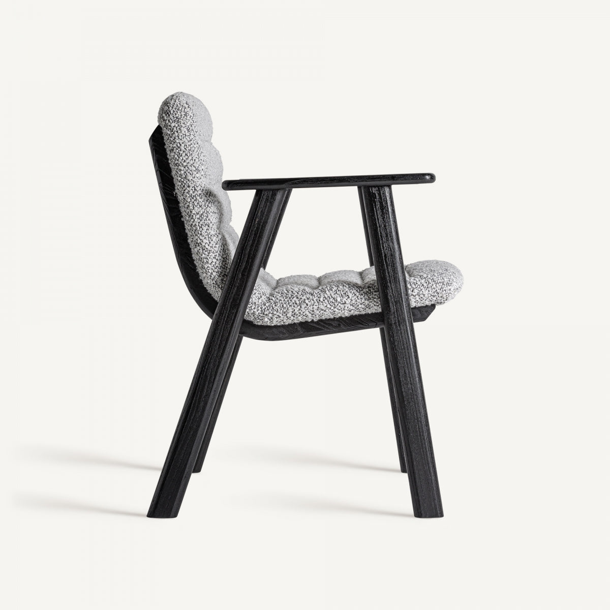 Silla moderna boucle blanco y gris, vista lateral con detalle de brazos