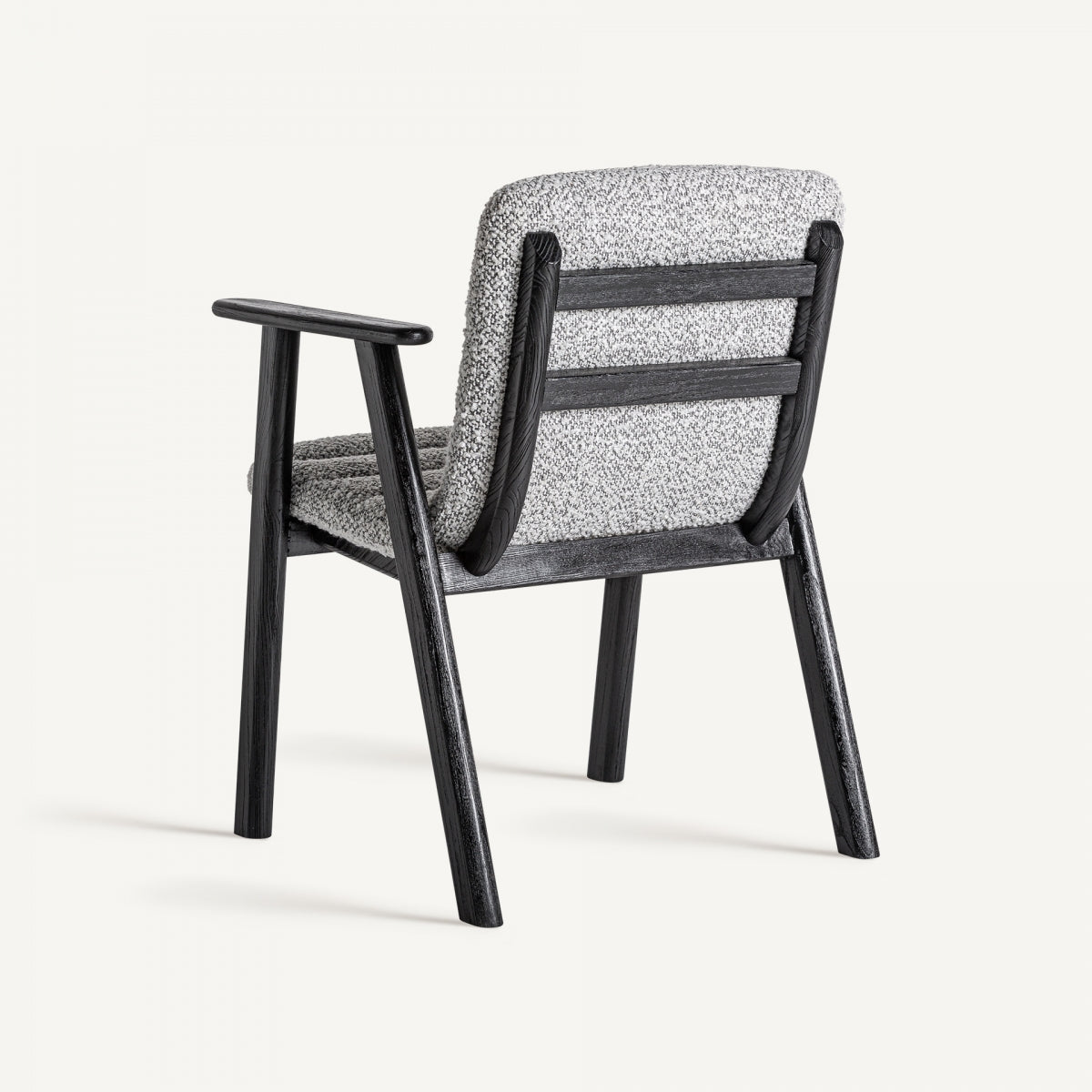Vista trasera de silla boucle con respaldo de madera negra y diseño ergonómico