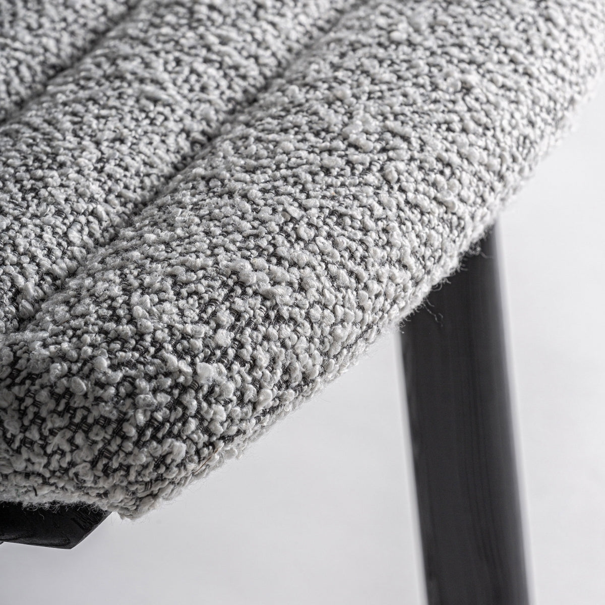 Primer plano del asiento tapizado en boucle gris claro con textura suave