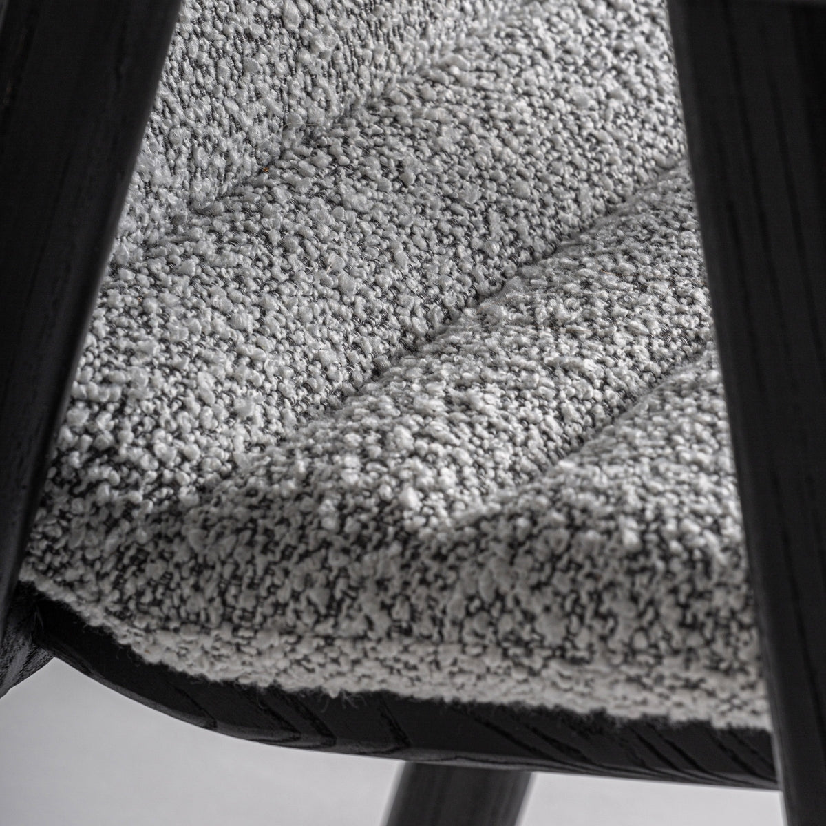 Detalle de las costuras horizontales del asiento boucle gris