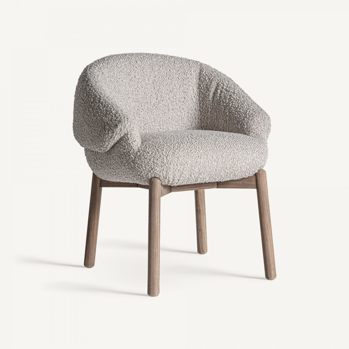 Sillón de diseño en bouclé beige natural, vista frontal, patas de madera natural, estilo contemporáneo cálido