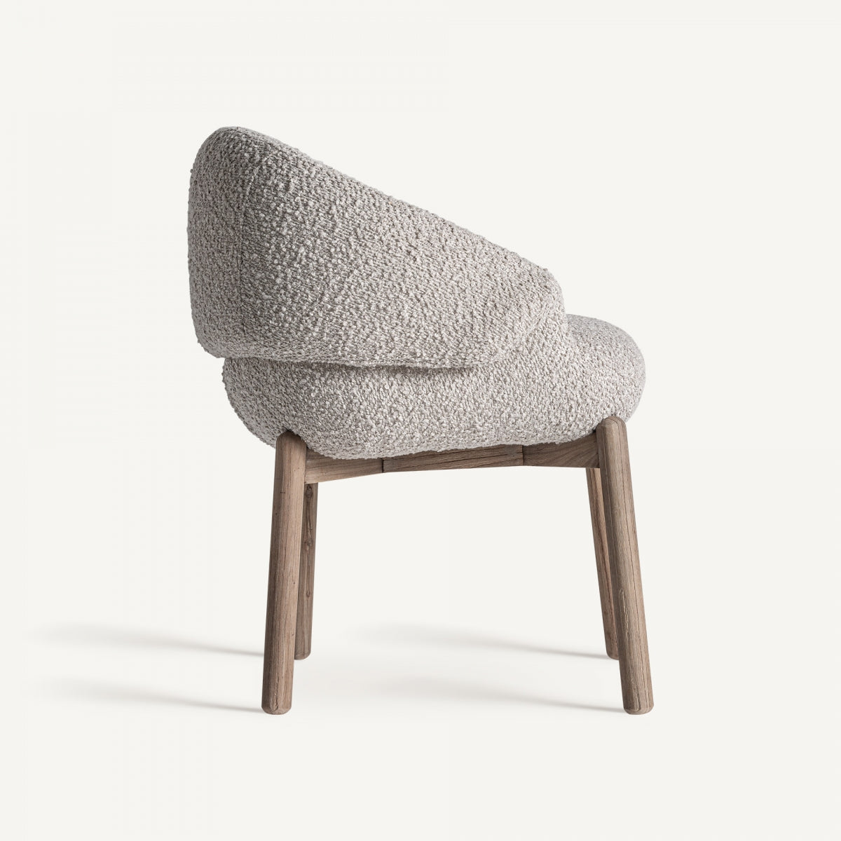 Vista lateral de sillón bouclé en tono neutro, brazos curvos y estructura de madera, estilo escandinavo