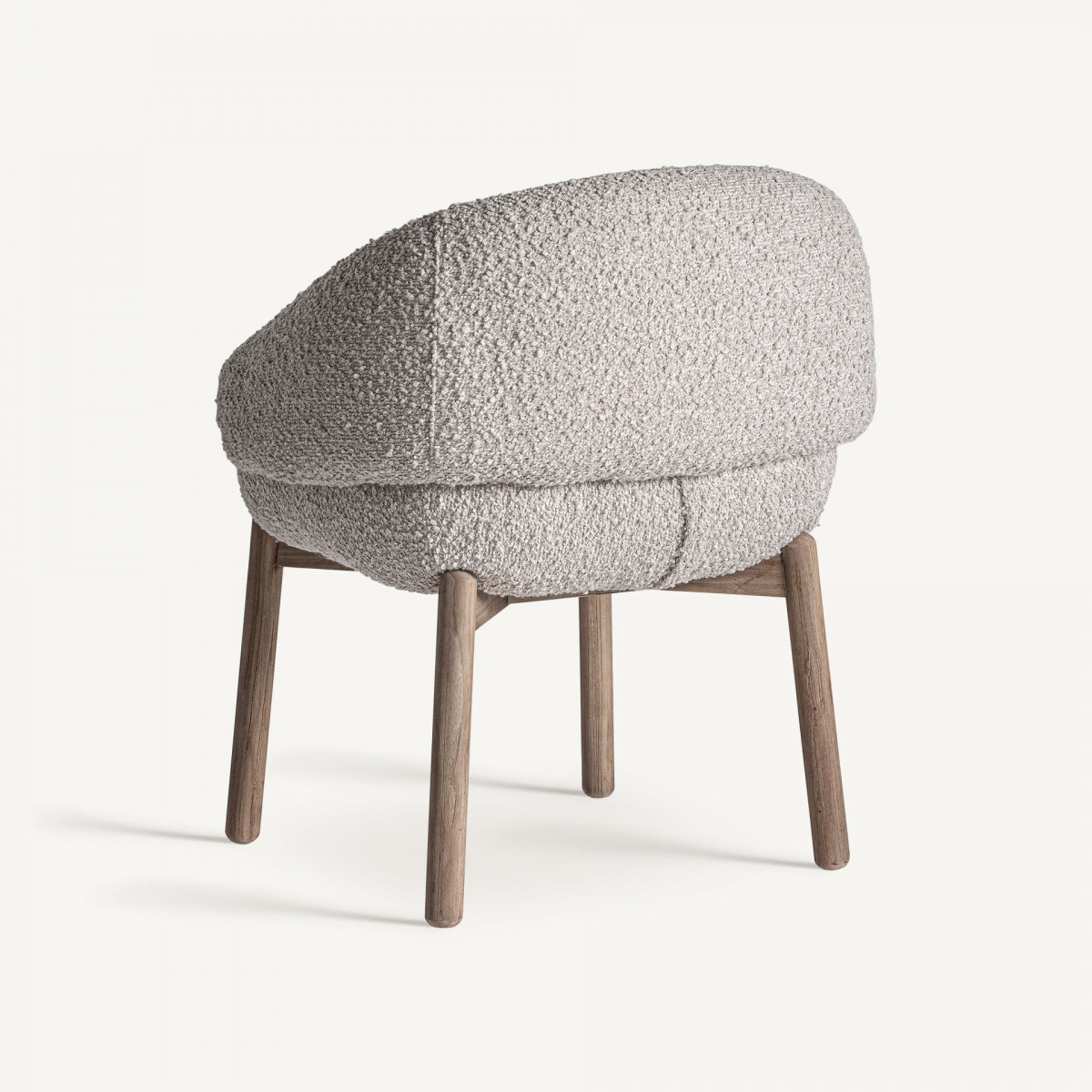 Parte trasera de sillón bouclé beige claro con respaldo acolchado y patas en madera, estilo moderno