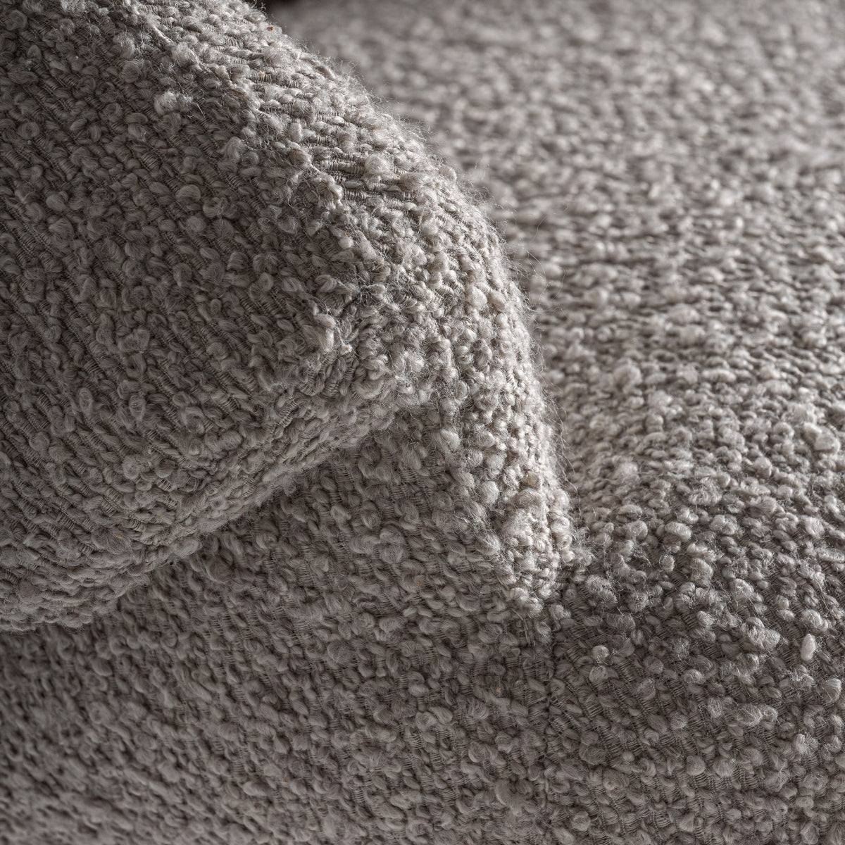 Detalle de textura bouclé en color beige, acabado suave y mullido, tapizado moderno