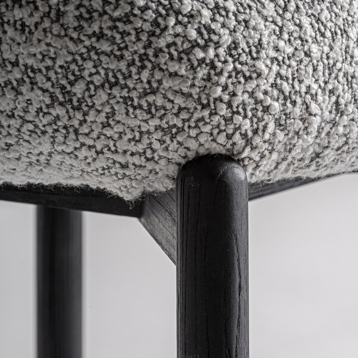 Silla tapizada en bouclé vista 6, patas de madera negra, diseño moderno - boutique interiorismo Vical