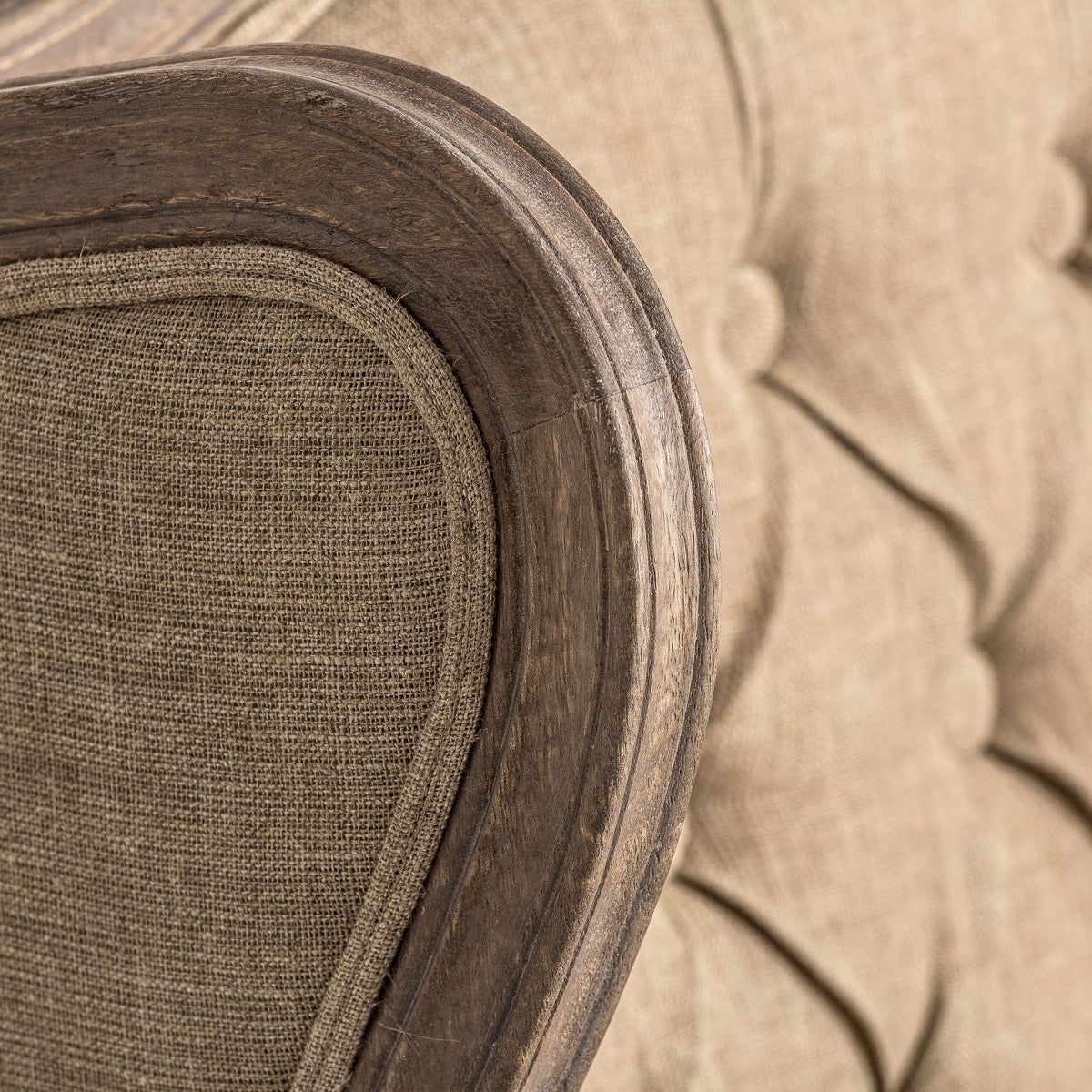 Detalle del brazo del sillón con estructura de madera tallada – estilo vintage, boutique_interiorismo-vical