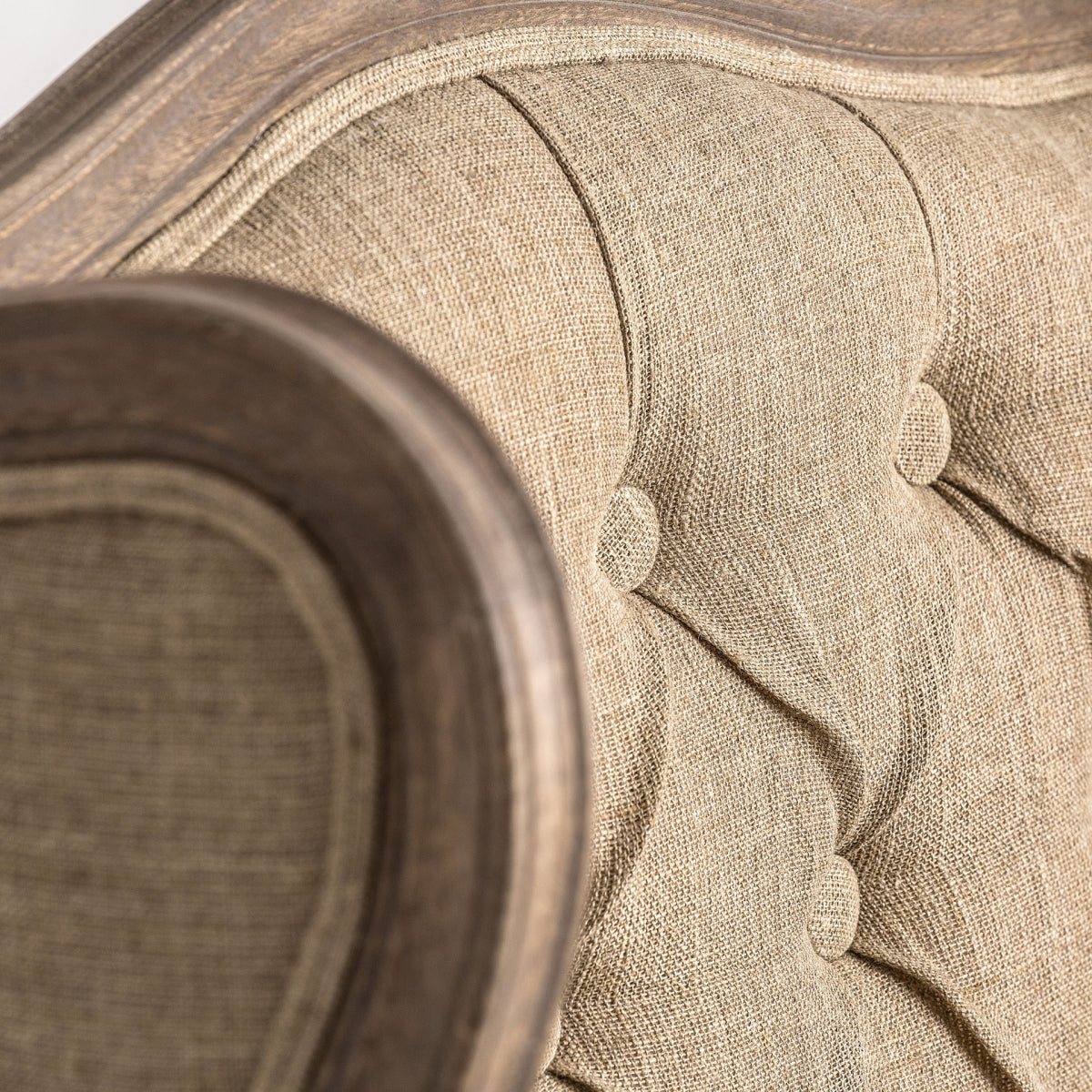 Detalle del respaldo capitoné abotonado en lino beige – textura natural, boutique_interiorismo-vical