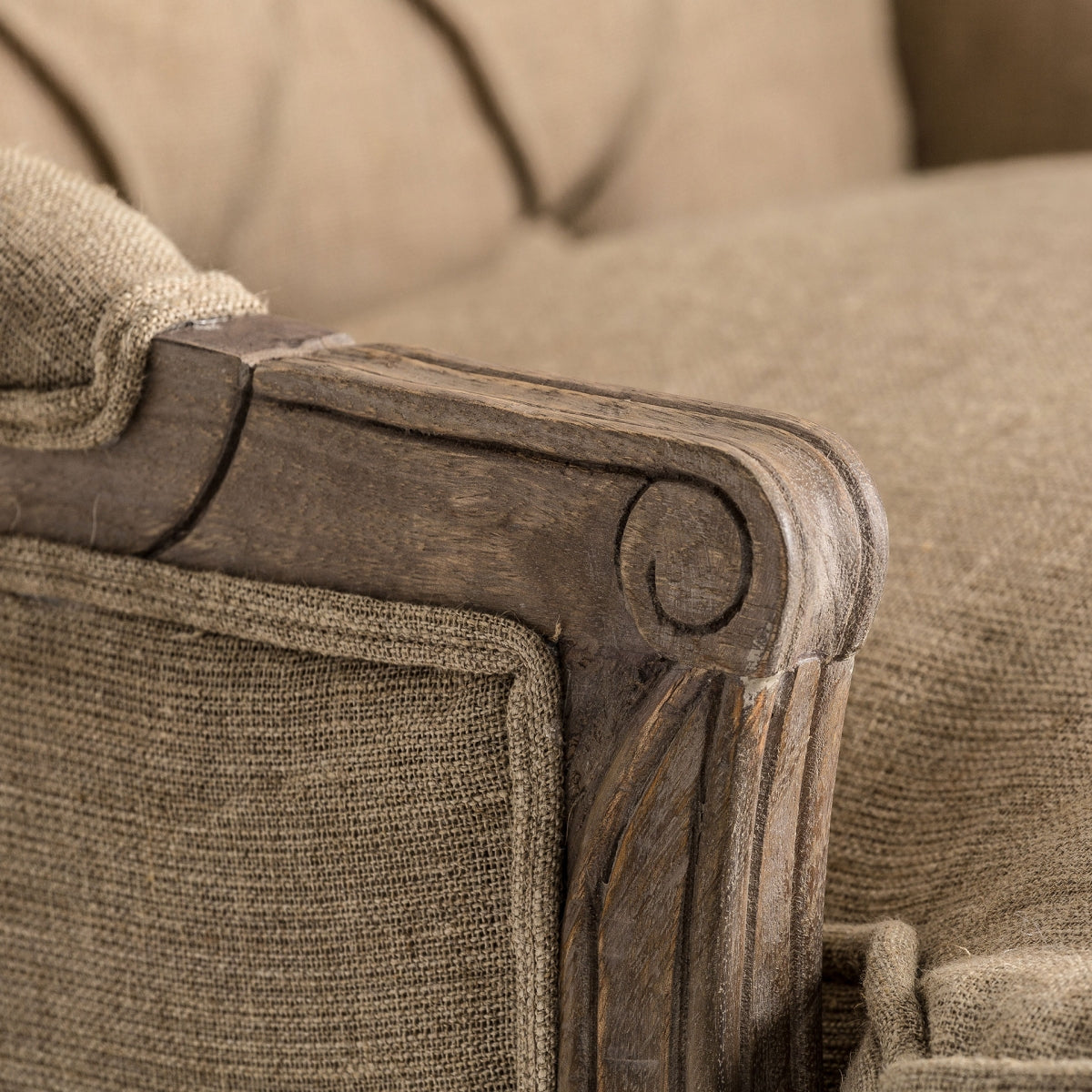 Detalle del apoyo de brazo con talla curva en madera natural – diseño francés, boutique_interiorismo-vical