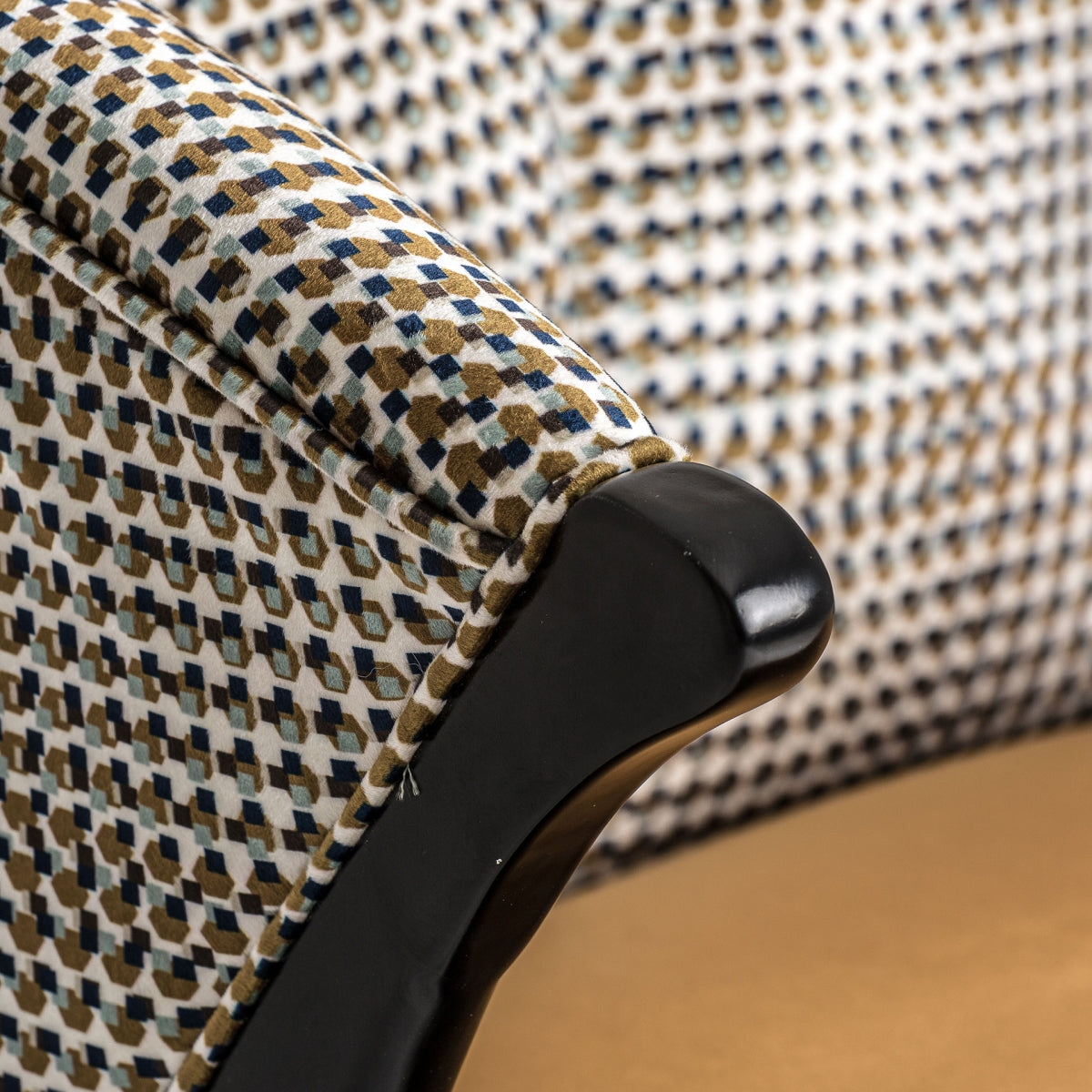 Detalle del tapizado de la butaca BRILLON con textura aterciopelada en patrón multicolor
