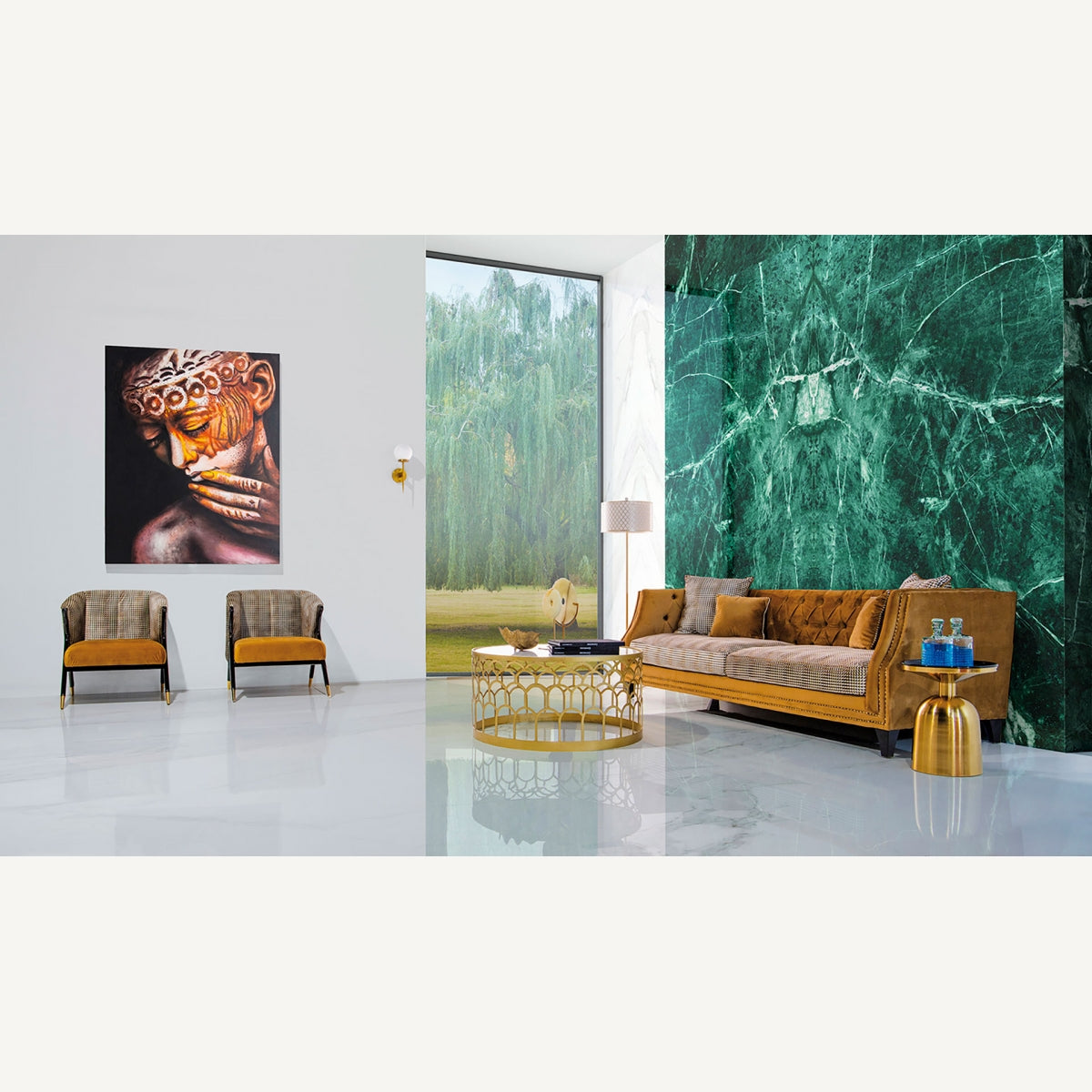 Ambiente moderno con dos butacas BRILLON junto a sofá mostaza y mesa dorada, estilo glam contemporáneo