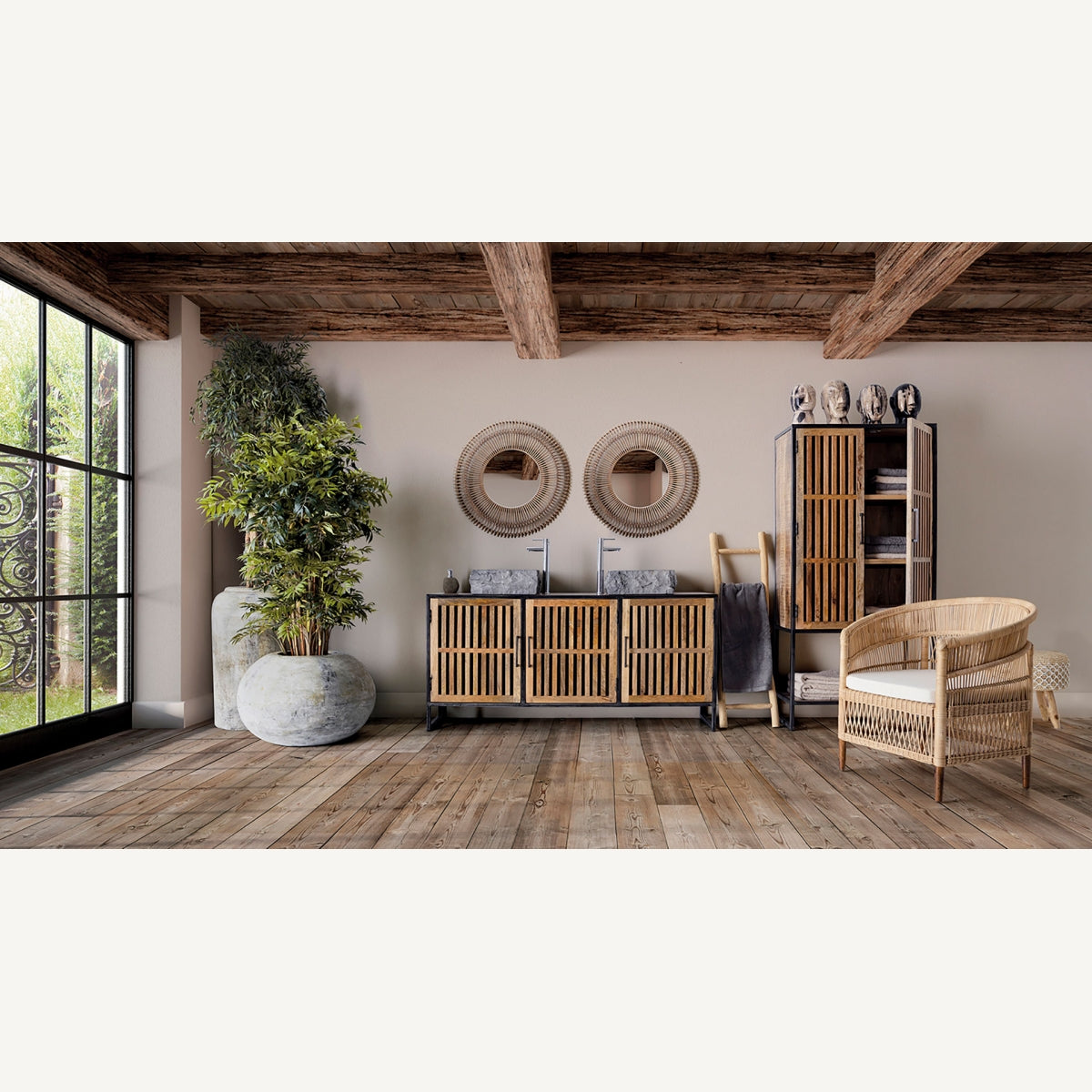 Butaca de ratán estilo nórdico en ambiente decorativo con aparador y espejos redondos