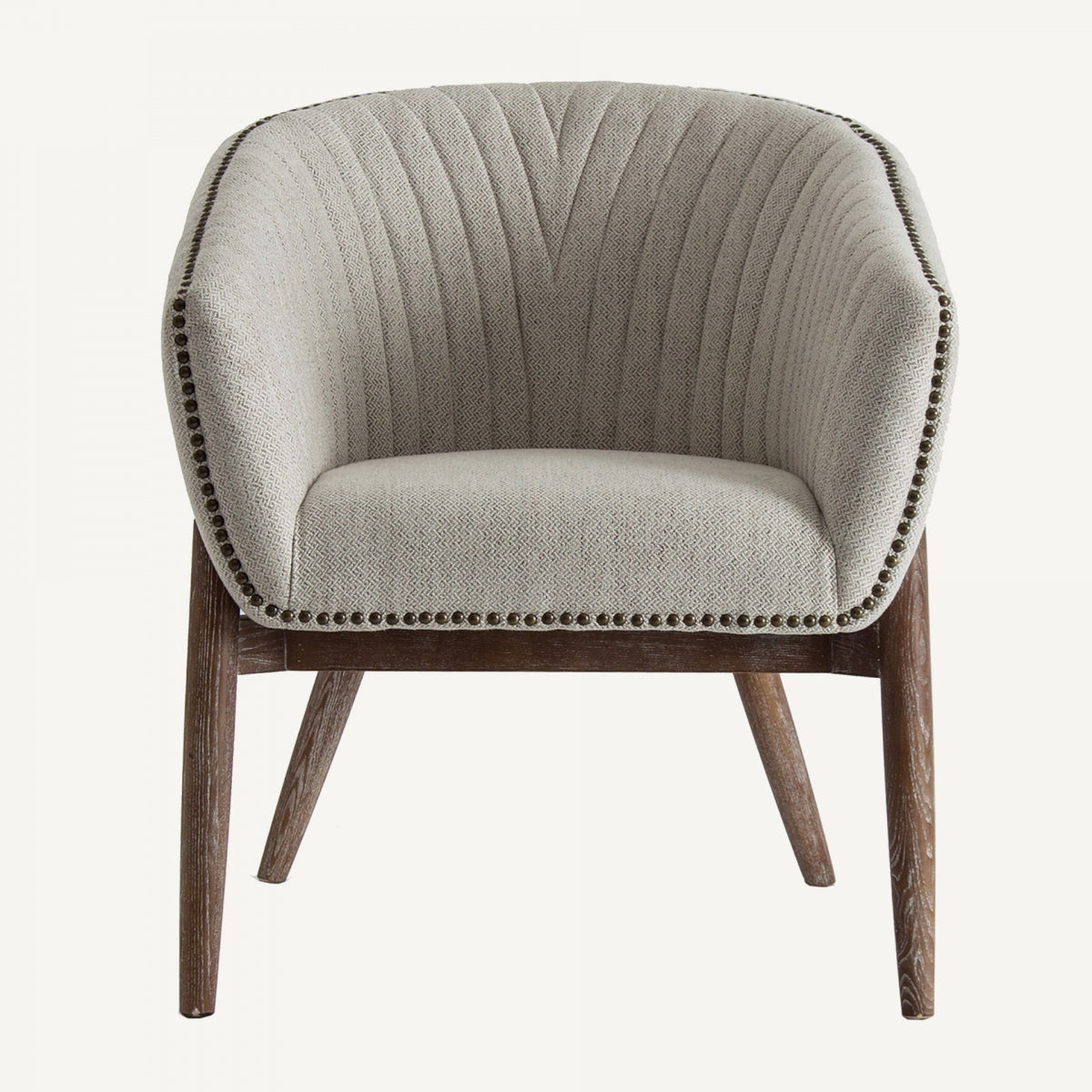Vista frontal del sillón Neive con detalle de tachuelas y tapizado texturizado gris