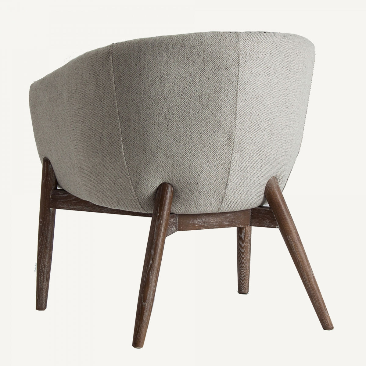 Parte trasera del sillón Neive con forma curva y tapizado gris claro, estilo mid-century
