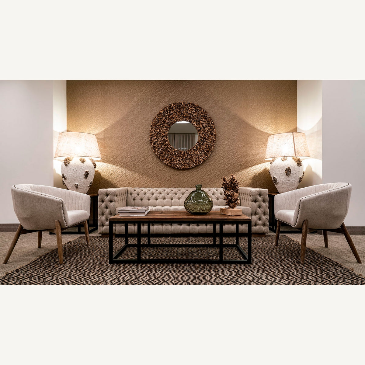 Dos sillones Neive en salón elegante con sofá capitoné y lámparas decorativas