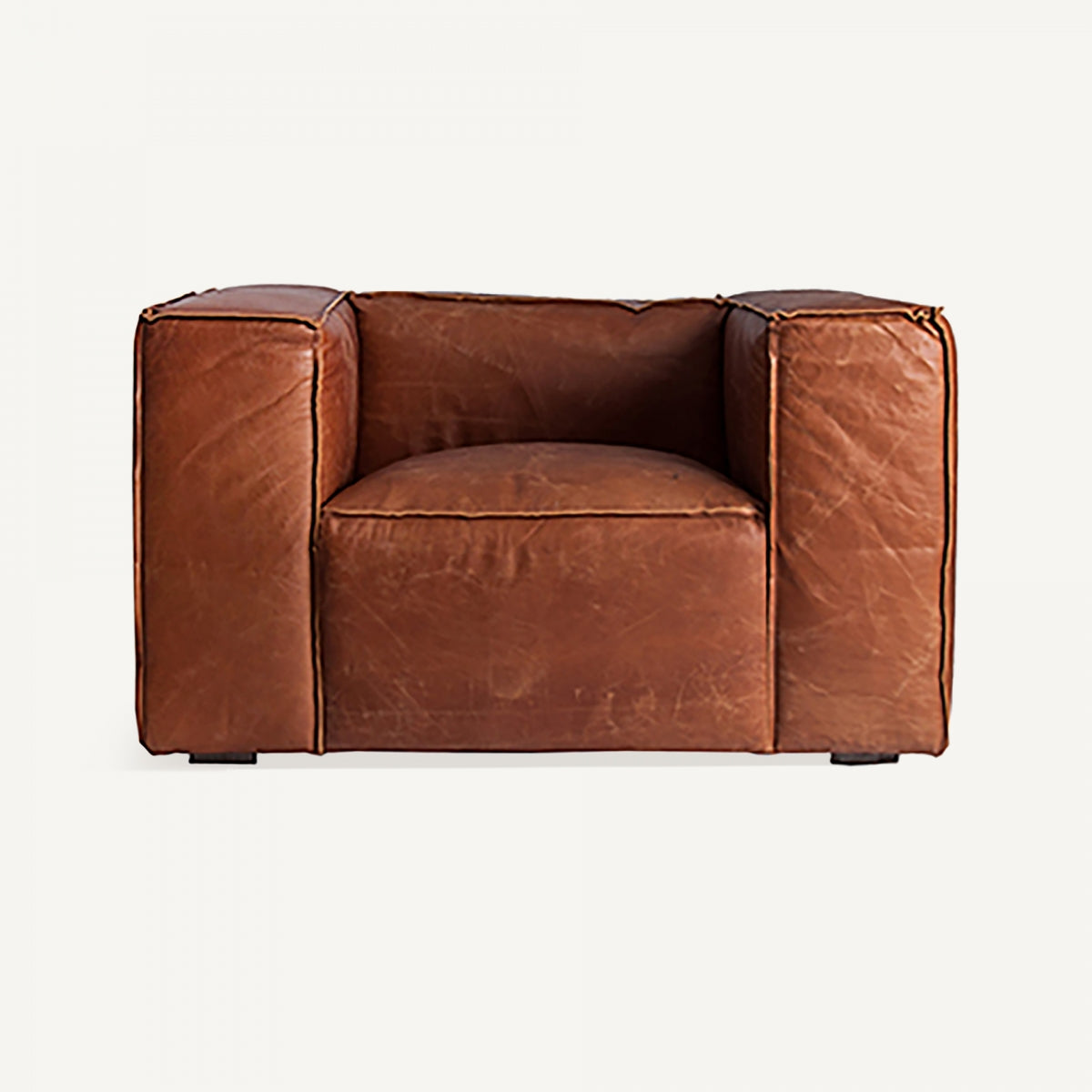 Sillón de cuero marrón estilo vintage, vista frontal, estructura voluminosa con acabado envejecido, boutique interiorismo Vical