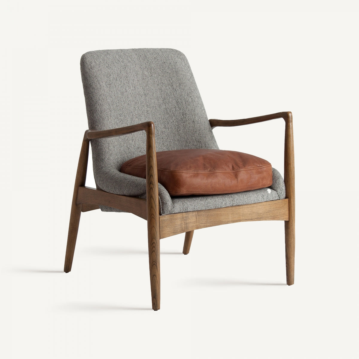 Butaca ELATI en vista frontal tres cuartos, con estructura de madera, cojín marrón y respaldo gris texturizado, estilo mid-century moderno.
