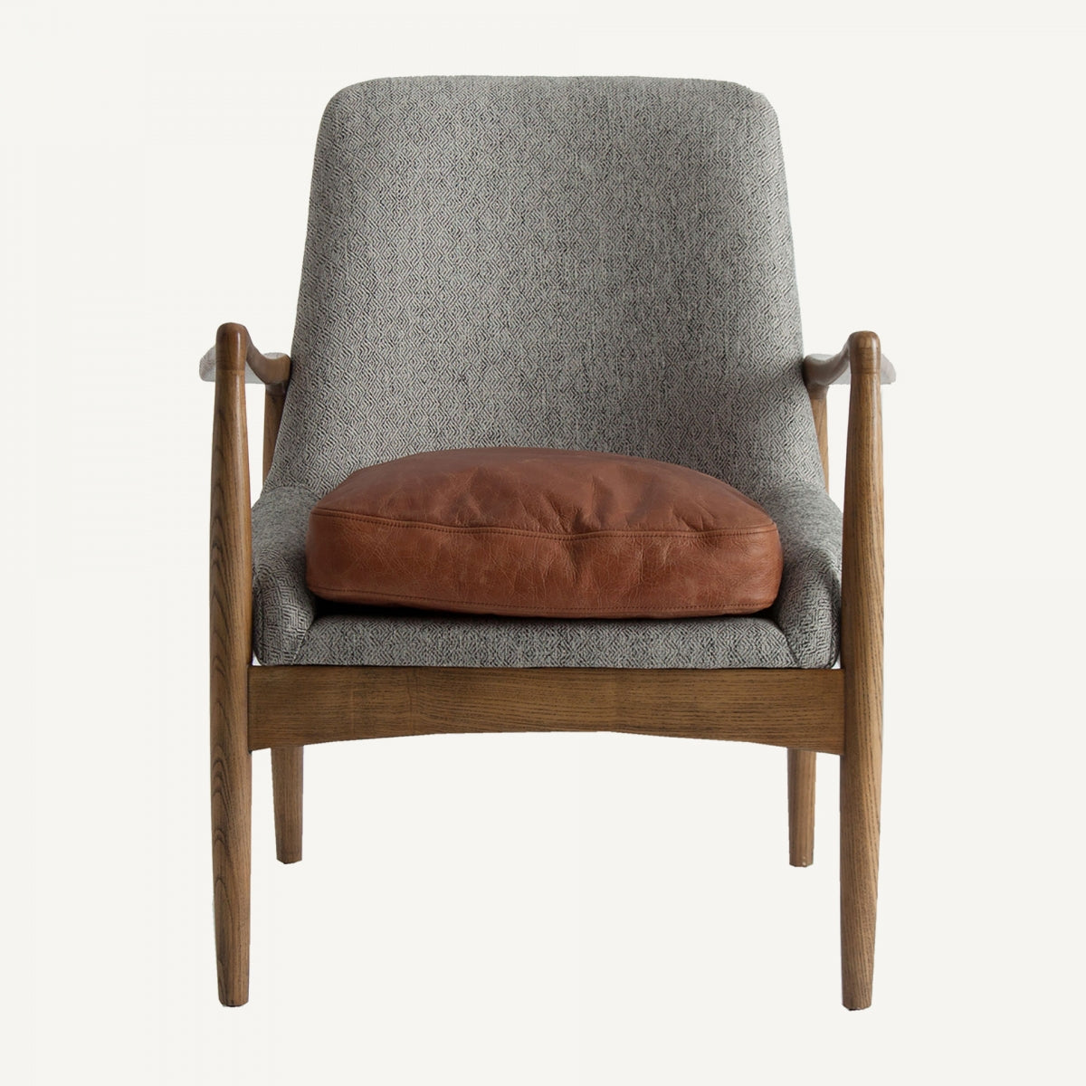 Butaca ELATI vista frontal completa, asiento bajo con cojín de piel marrón y respaldo tapizado gris, diseño escandinavo.