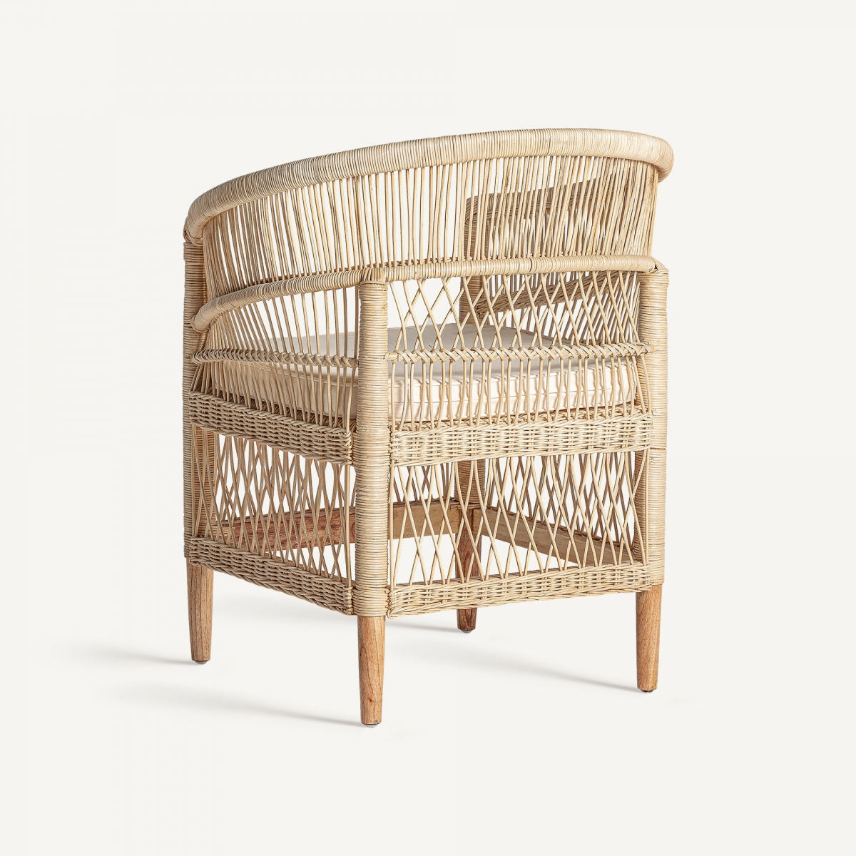 Sillón de ratán vista trasera. Sillón Elna en ratán natural con cojín desenfundable de algodón, estilo mediterráneo cálido y ligero.
