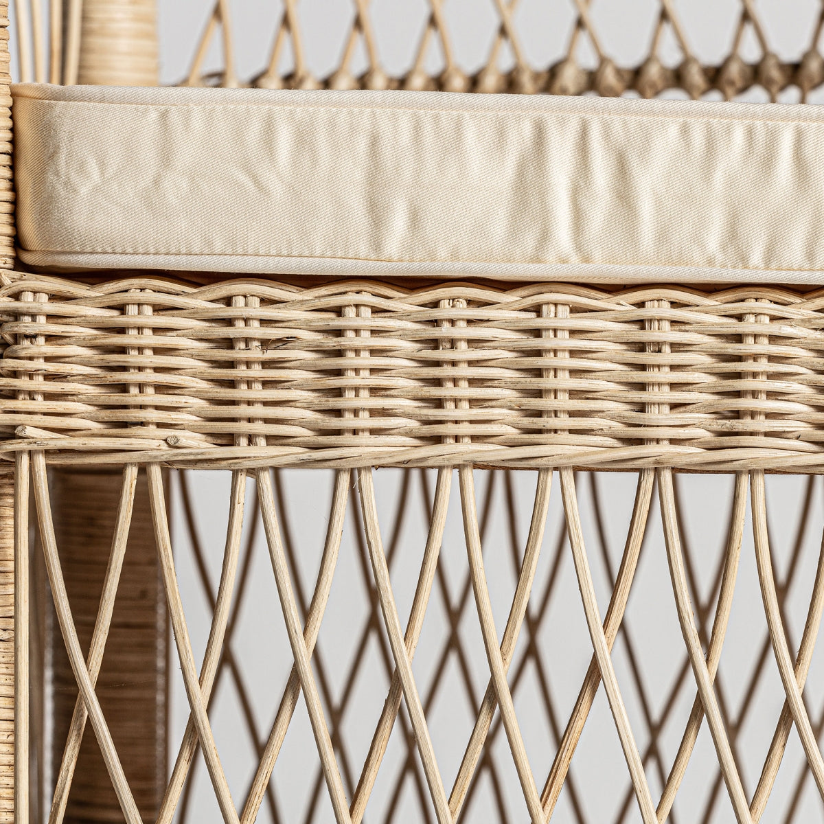Detalle del cojín desenfundable en algodón beige. Sillón Elna en ratán natural con cojín desenfundable de algodón, estilo mediterráneo cálido y ligero.