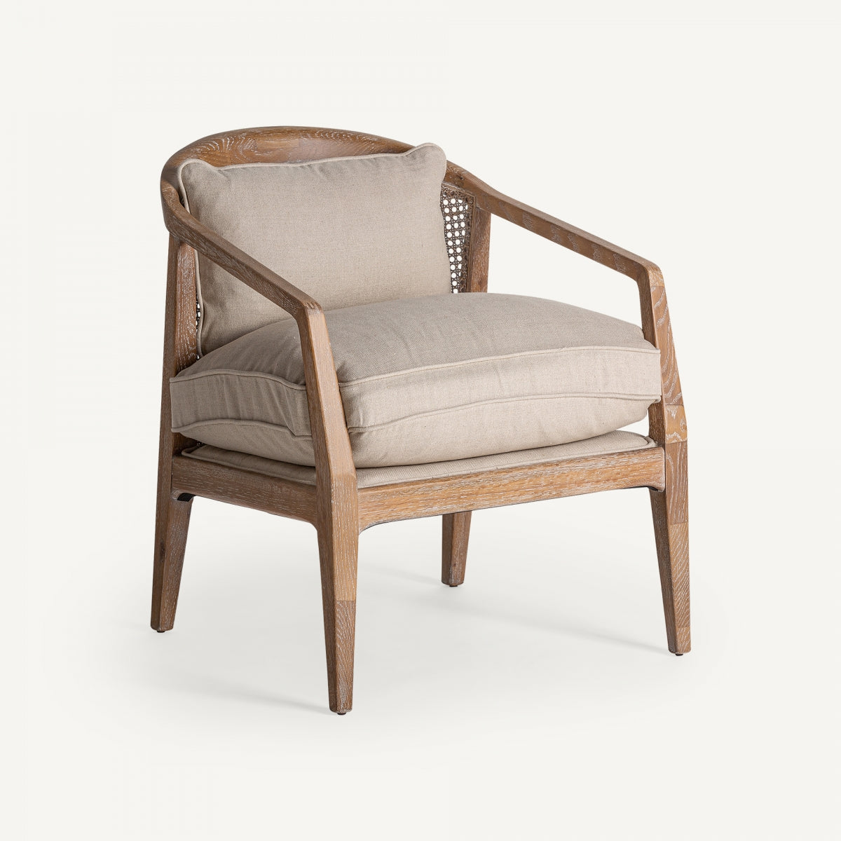 Sillón Gistel en perspectiva, madera de roble y cojín beige, estilo colonial