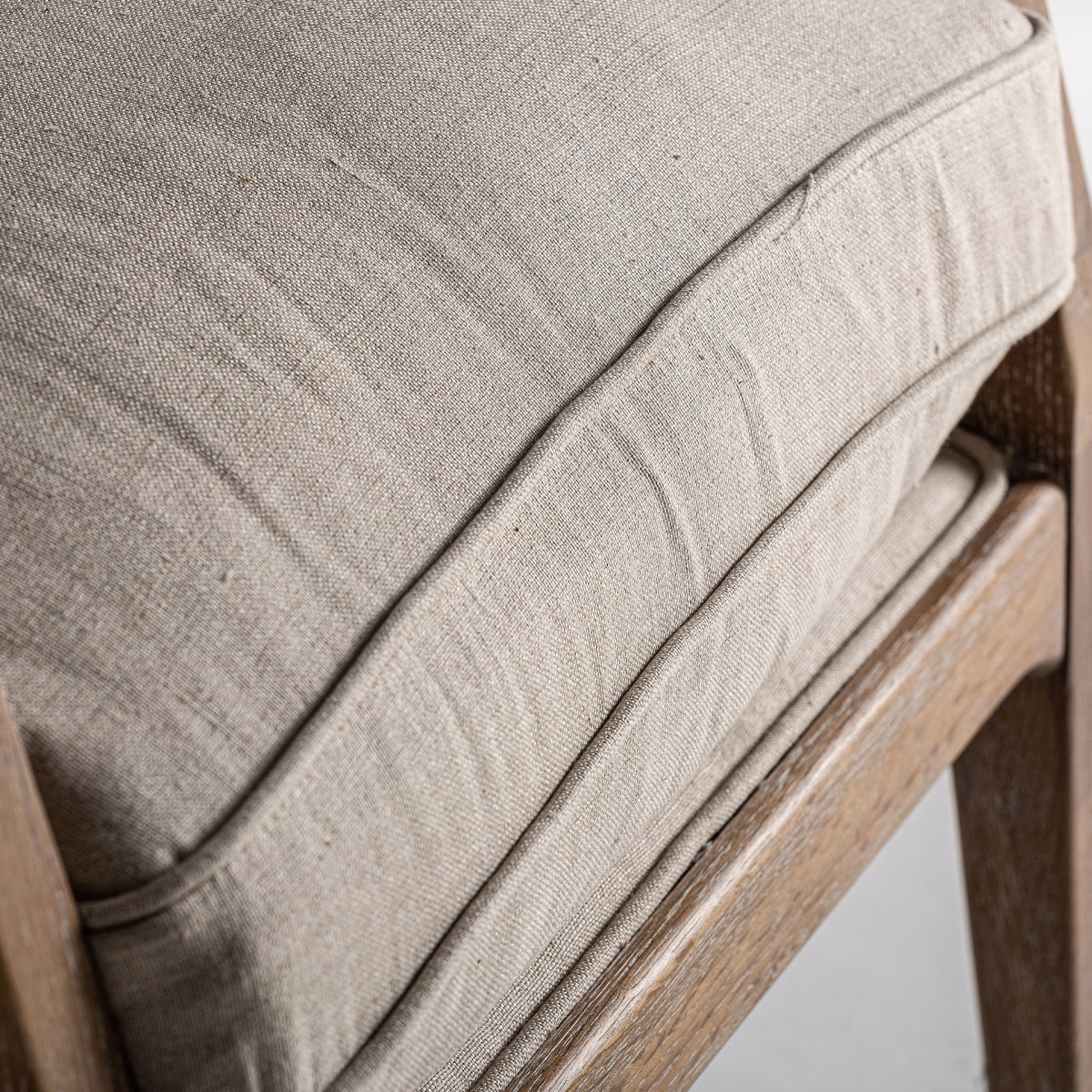 Detalle del asiento del sillón Gistel, cojín beige desenfundable de lino natural
