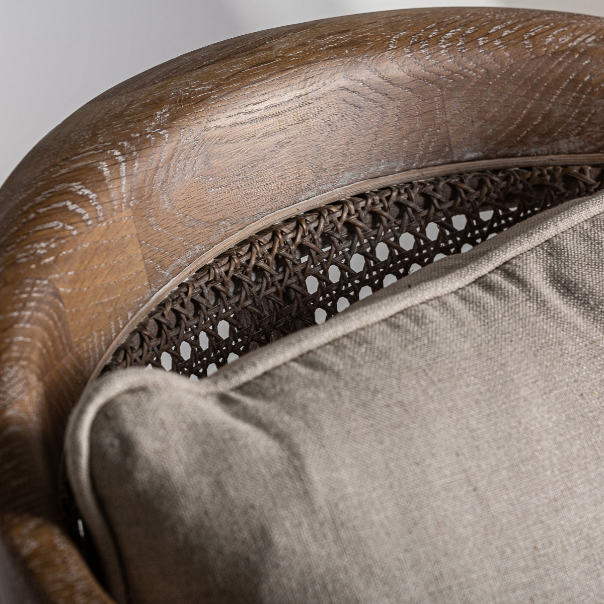Detalle del respaldo del sillón Gistel con estructura curva y rejilla en madera