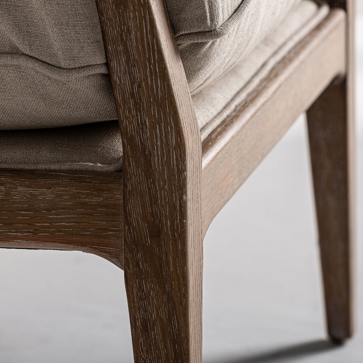 Detalle de las patas traseras del sillón Gistel en madera de roble
