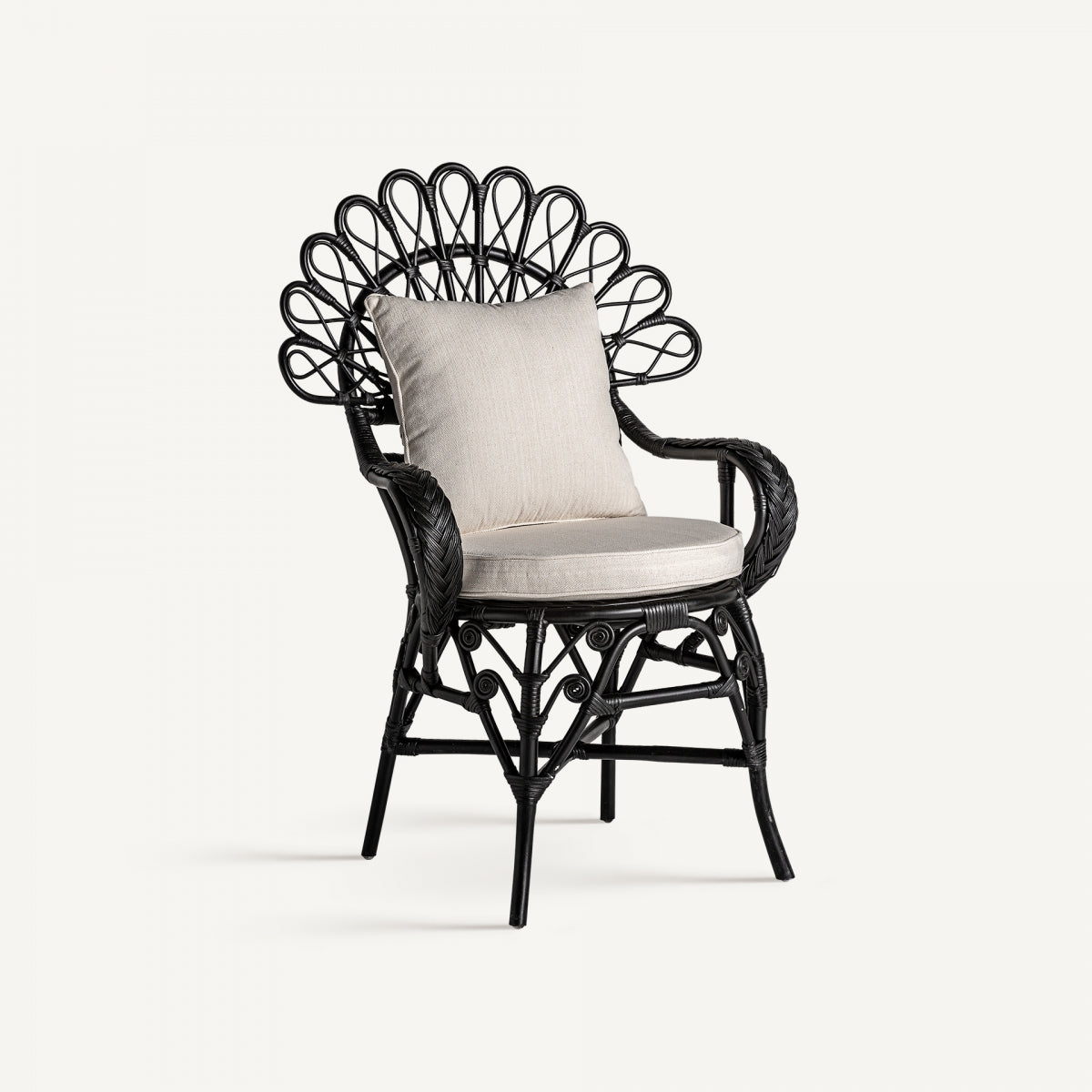 Sillón de ratán negro con respaldo en forma de abanico y cojín beige, estilo contemporáneo
